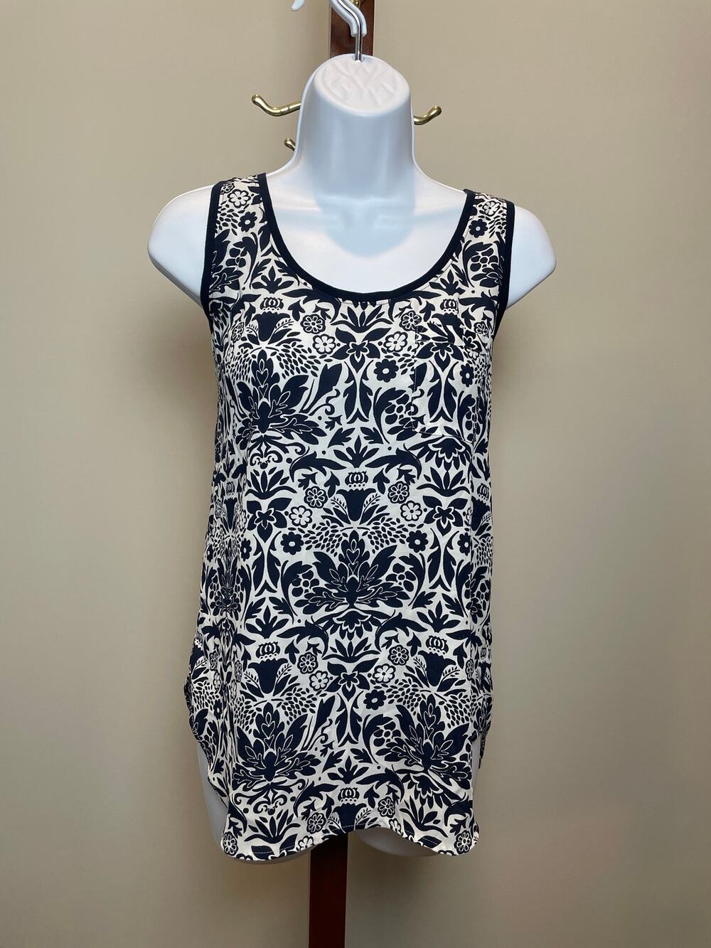 LOFT Sleeveless Scoop Neck Top Size S White Navy Floral Summer